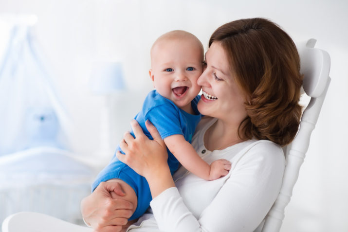 mom signing to baby